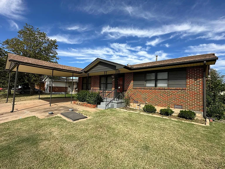 4313 NW Hoover Ave — Photo 2