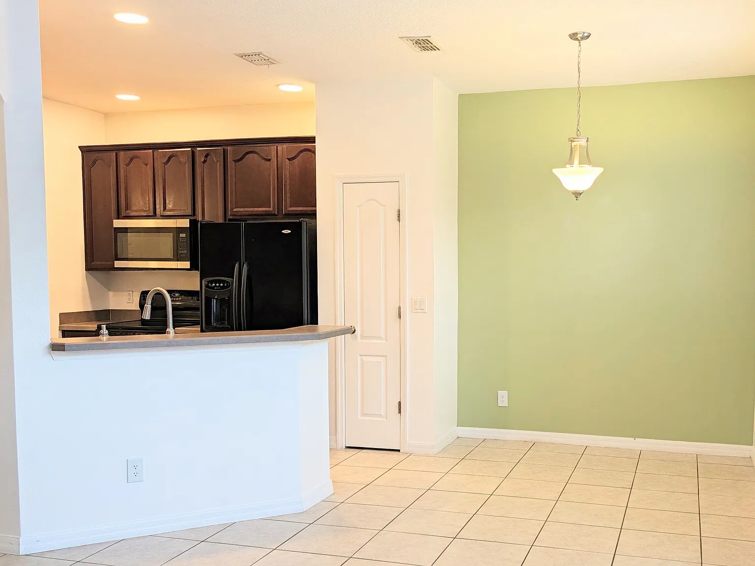 2 bed, 2.5 bath, 1324 sqft, $1,995 — Photo 3