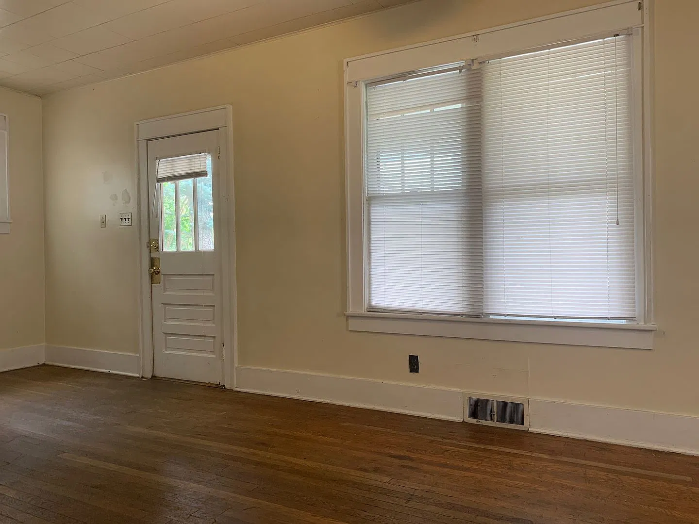 3 Bed/1 Bath Home, Close to Campus- Available 6/2/27 — Photo 4