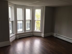22 Highland Ave Gardiner Me 04345 Apartments For Rent Zillow