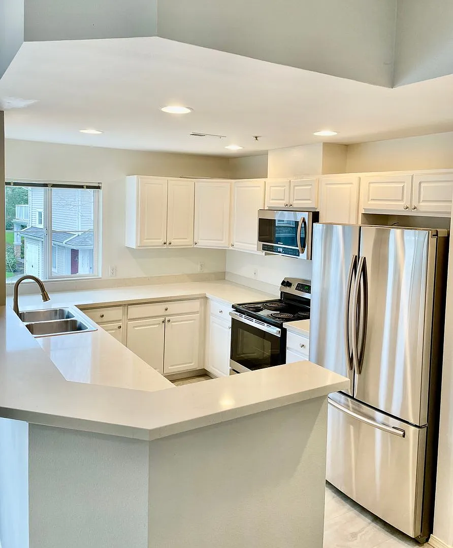 $500-off 1-month's rent! 2 Bed / 1 bath townhome at Summerhill Village in Issaquah $2,695/month — Photo 3