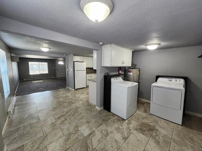1327 Tunis Ave — Photo 11