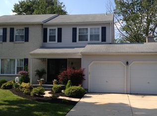 32 Lancelot Ln, Mount Laurel, NJ 08054