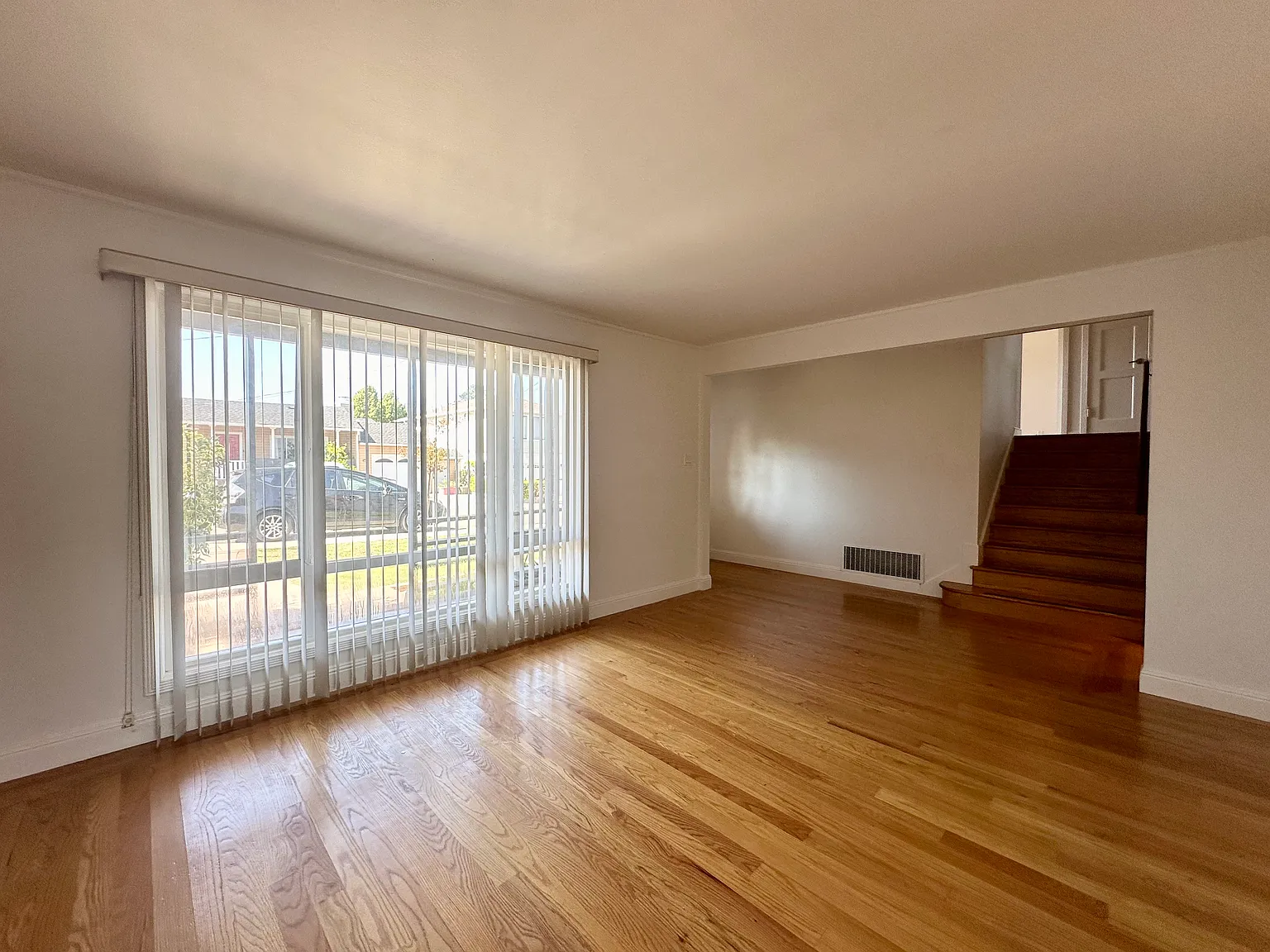 4 bed, 1950 sqft, $7,495 — Photo 2