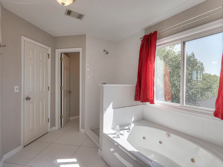 1300 Buckingham Cir — Photo 9