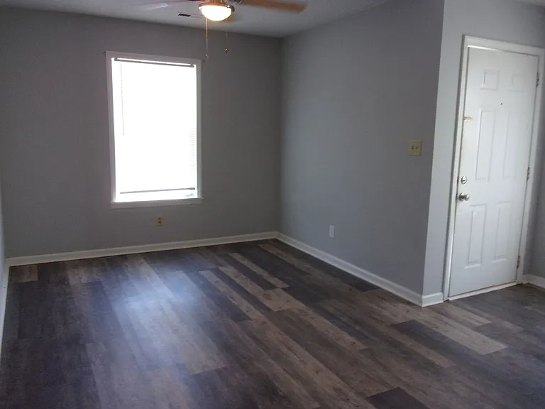 1067 Farm Pond Ln — Photo 5
