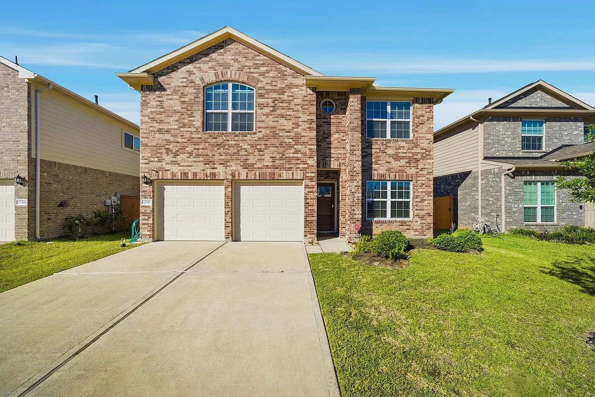 Photo 1 of 46 - 32942 Silver Meadow Way - Brookshire, TX Primary Photo - 32942 Silver Meadow Way