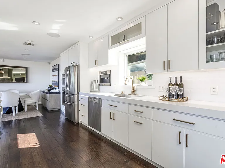 7177 Pacific View Dr — Photo 10