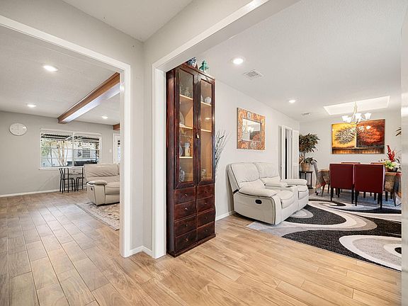 4th image of 9019 Grape St