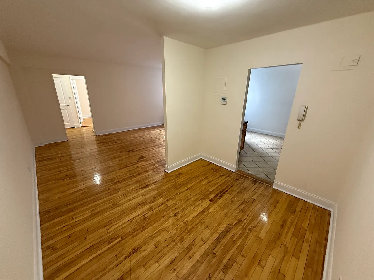 Building Photo - 3420 Parsons Blvd #4S