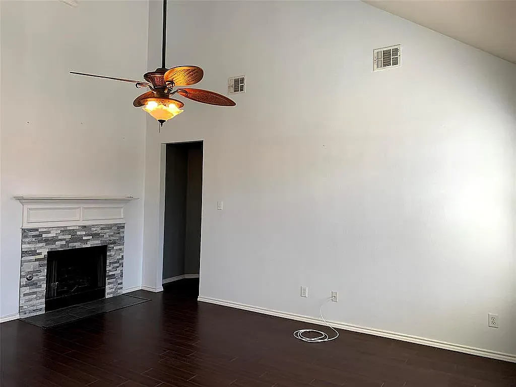 4 bed, 2.5 bath, 2366 sqft, $2,500 — Photo 4