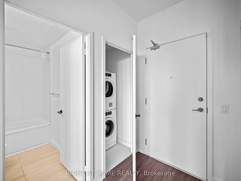 681 Yonge St #630 — Photo 8