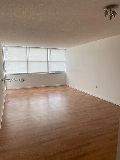 Wilshire Condo — Photo 4