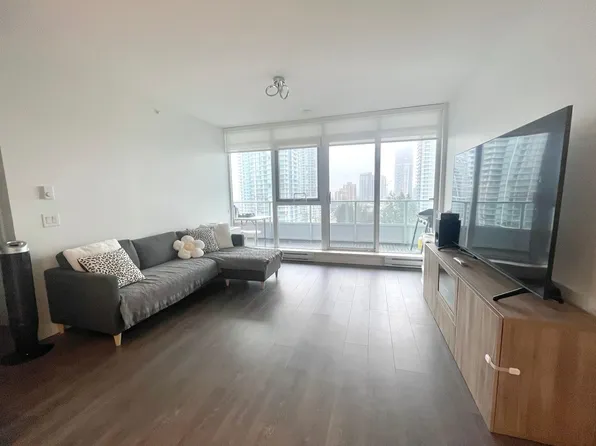 525 Foster Ave #1304, Coquitlam, BC V3J 0H6