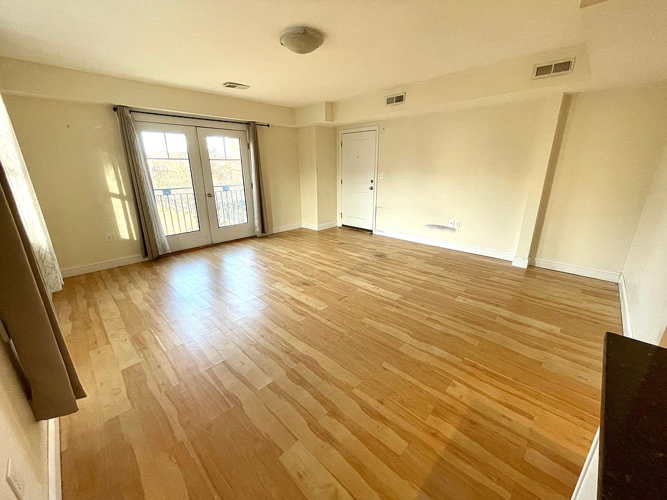 1st image of 72 London St #2R