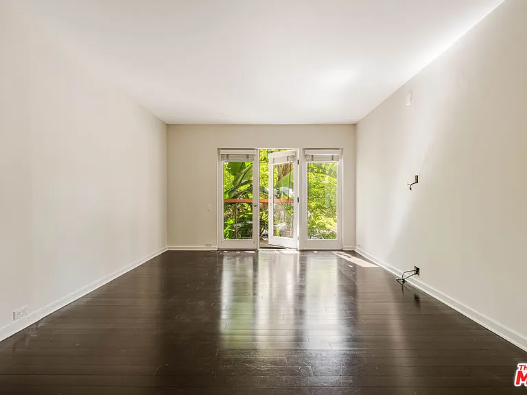 330 S Barrington Ave #210 — Photo 3