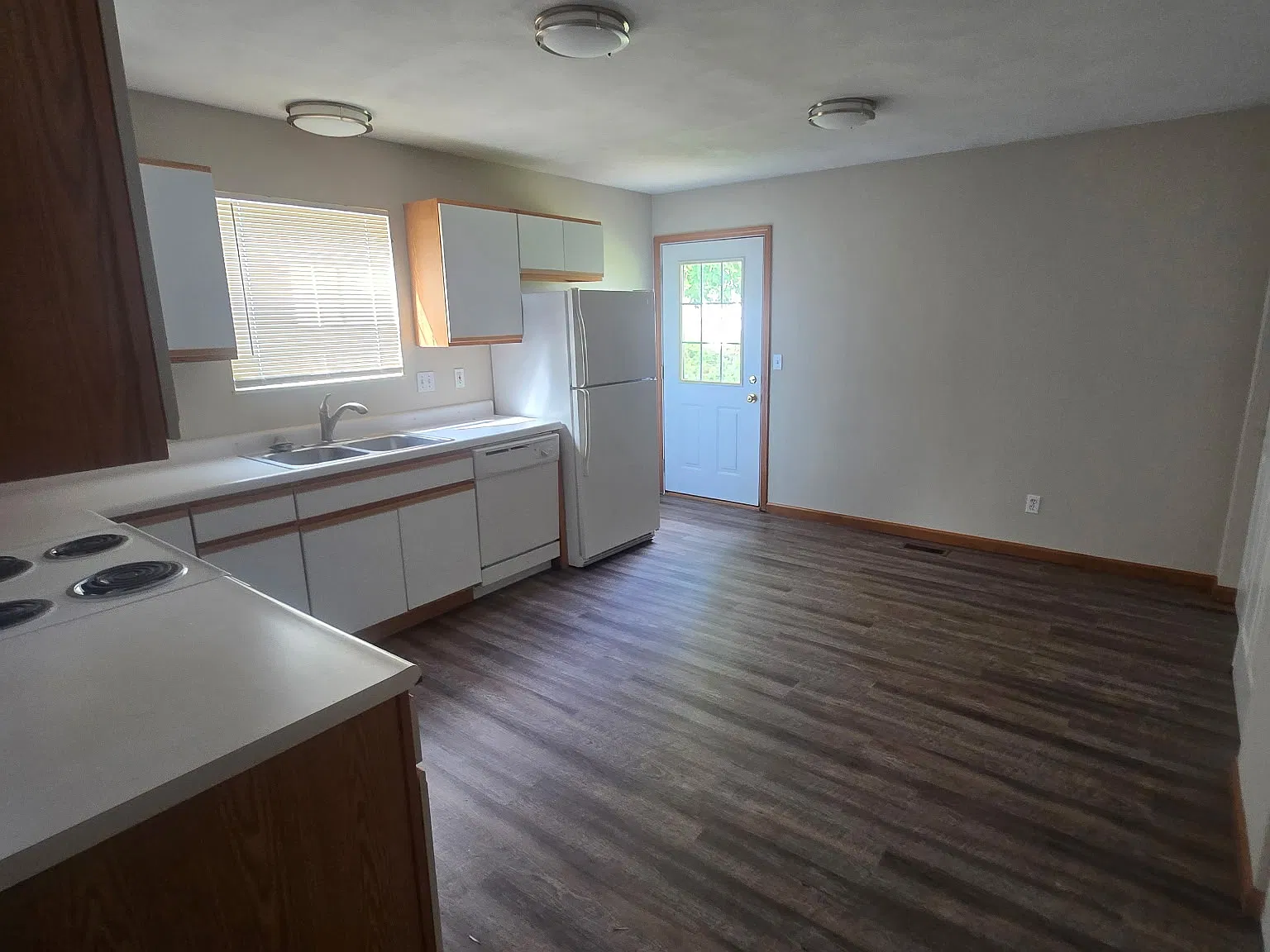 2 bed, 1090 sqft, $1,595 — Photo 3