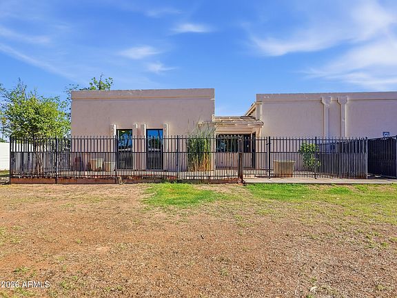 4th image of 326 E HUNTINGTON Drive