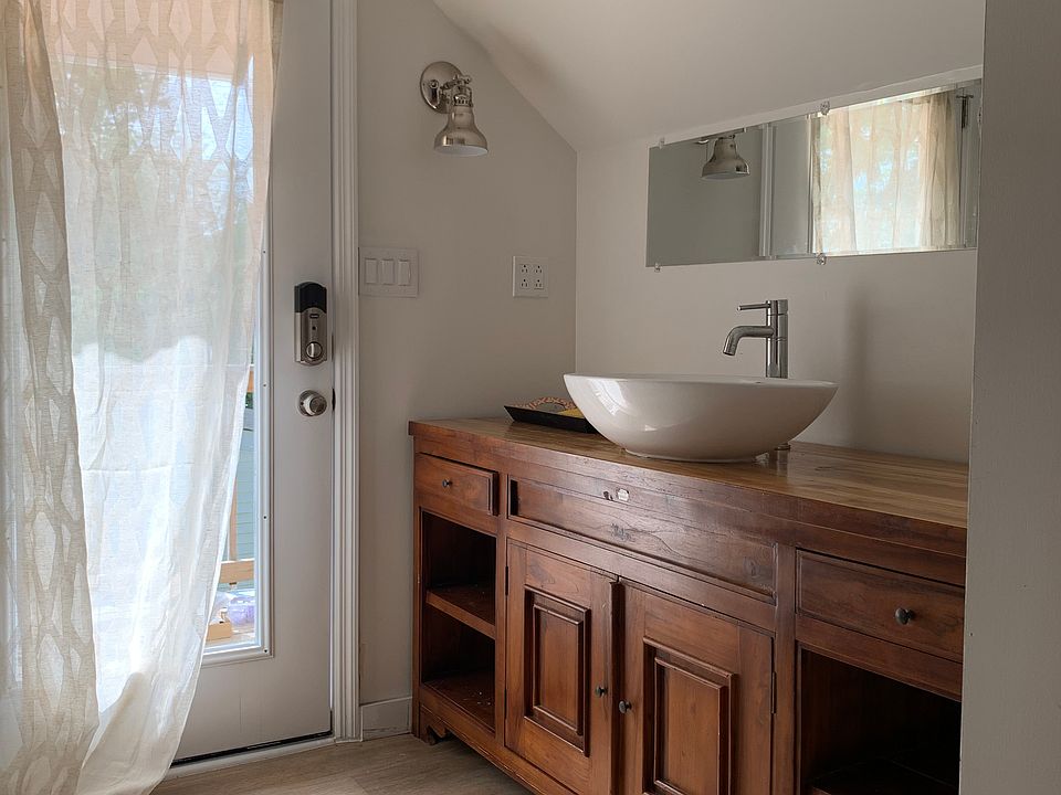 Huge vanity & sink area