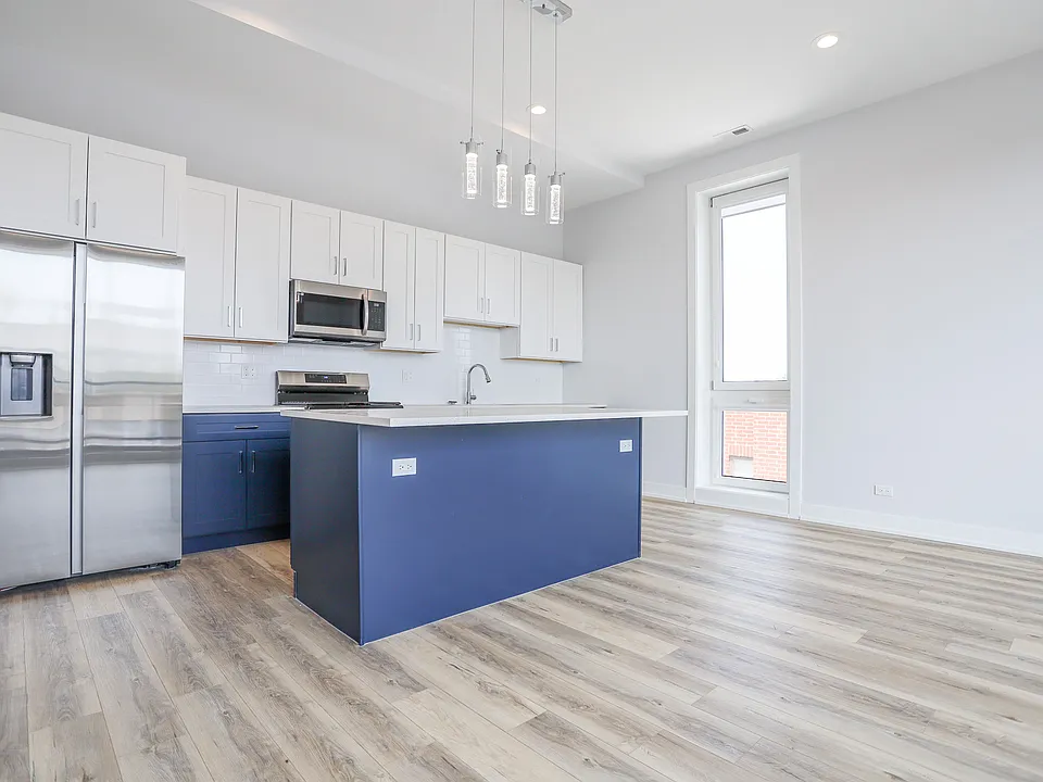 2402 W Carmen Ave #403