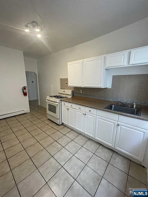 3 bed, 1.0 bath, $2,300 — Photo 2