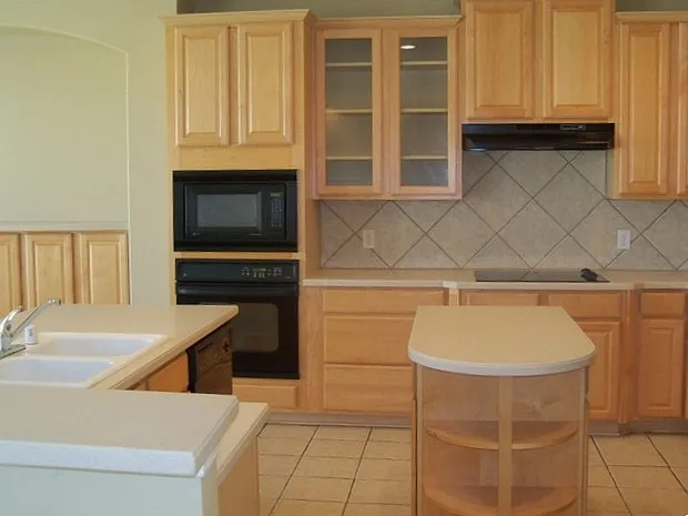 5 bed, 3.5 bath, 3872 sqft, $3,865 — Photo 3