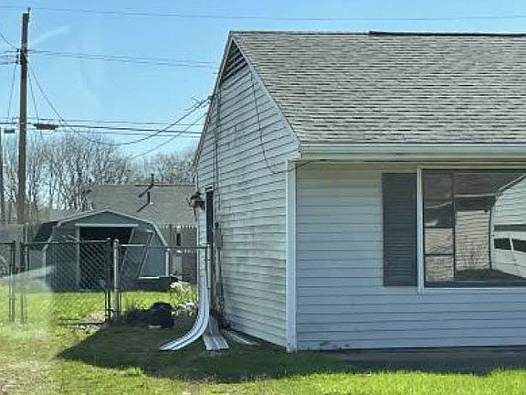 5th image of 2322 Willowrow Ave NE