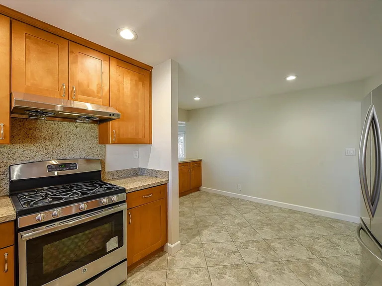2448 Whitethorne Dr — Photo 13