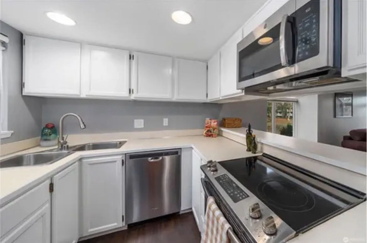 2 bed, 864 sqft, $2,500 — Photo 2