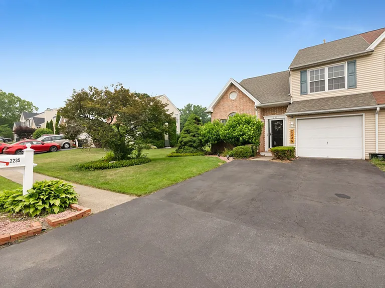 2235 Briarwood Dr — Photo 4