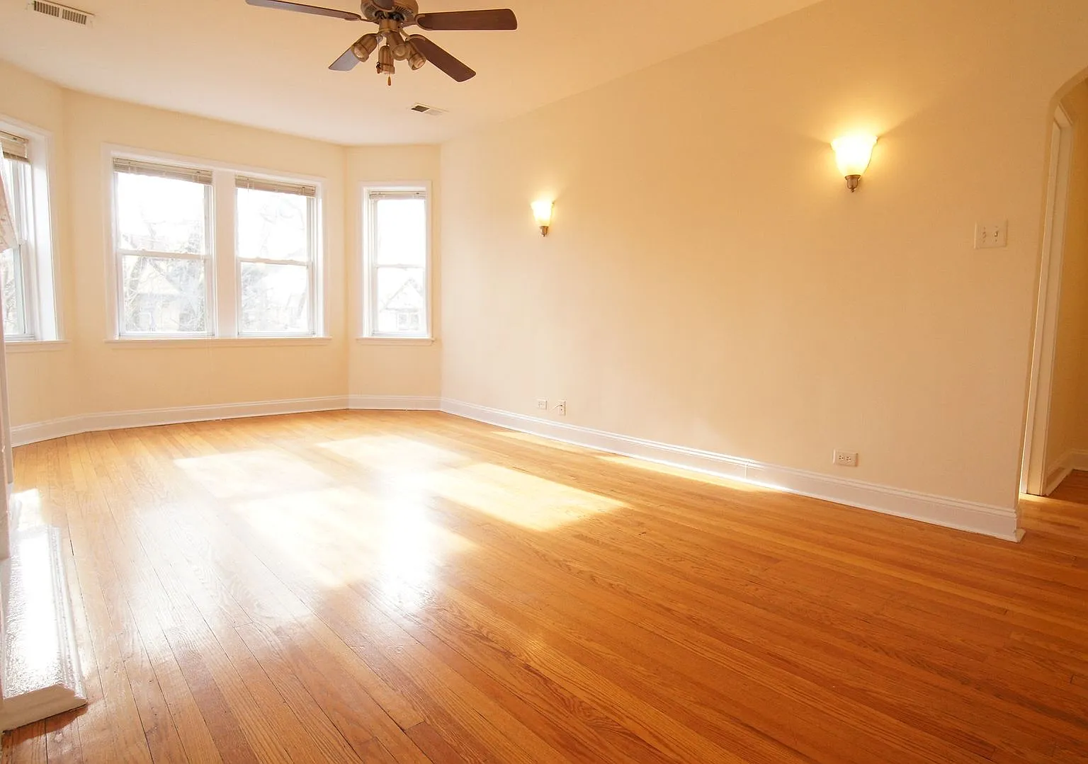3 bed, 2.0 bath, 1533 sqft, $3,450 — Photo 2