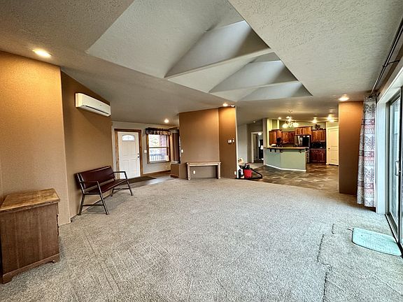 4th image of 40 Whistler St