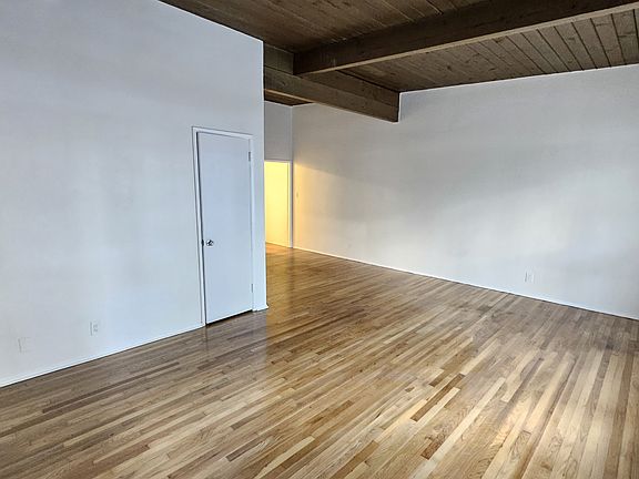 3rd image of 11032 Moorpark St APT 13