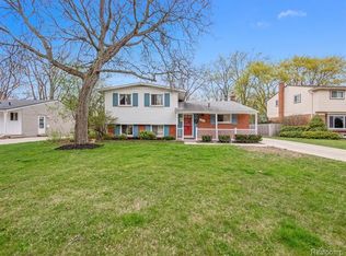 29473 Spring Hill Dr, Southfield, MI 48076