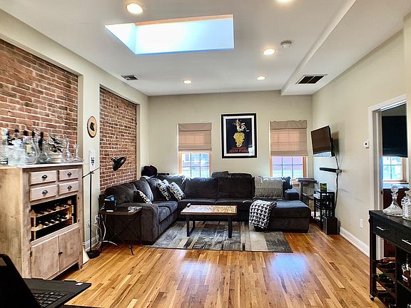 4th image of 304 Washington St #2