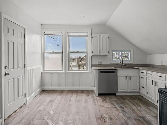 5th image of 123 Radcliffe Ave Floor 3