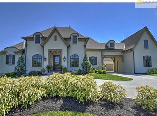 7065 NW Scenic Dr, Parkville, MO 64152