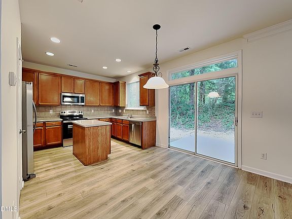 3rd image of 2809 Roundleaf Ct