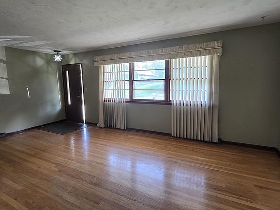 3rd image of 7528 Highland St