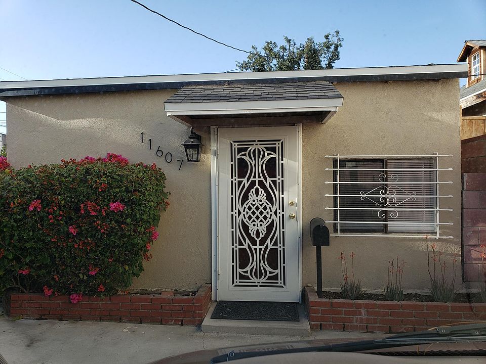 THIS IS THE FRONT WITH PLANTERS AND FLOWERS, UPGRADED SECURITY DOOR