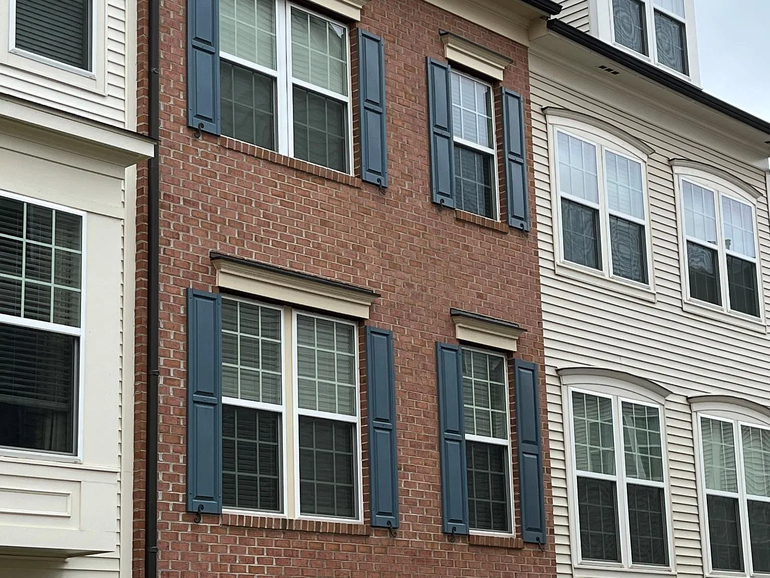 3 bed, 2.5 bath, 2277 sqft, $3,700 — Photo 3