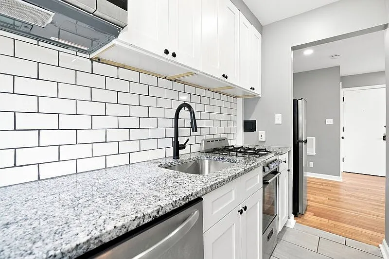1 bed, 1.0 bath, $999 — Photo 4