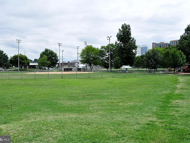 2812 S Wakefield St #D — Photo 26