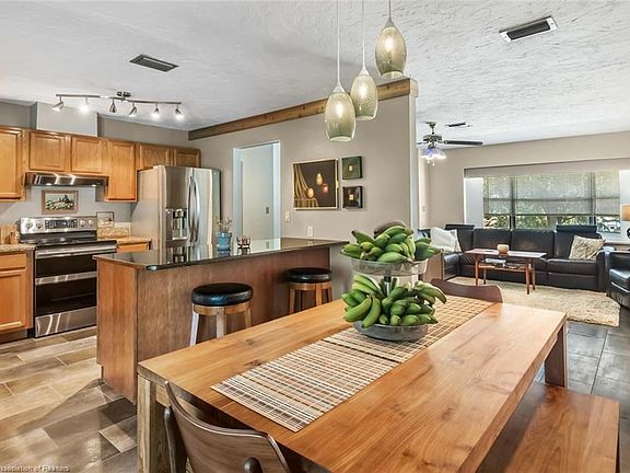 3rd image of 2860 Lakeview Dr