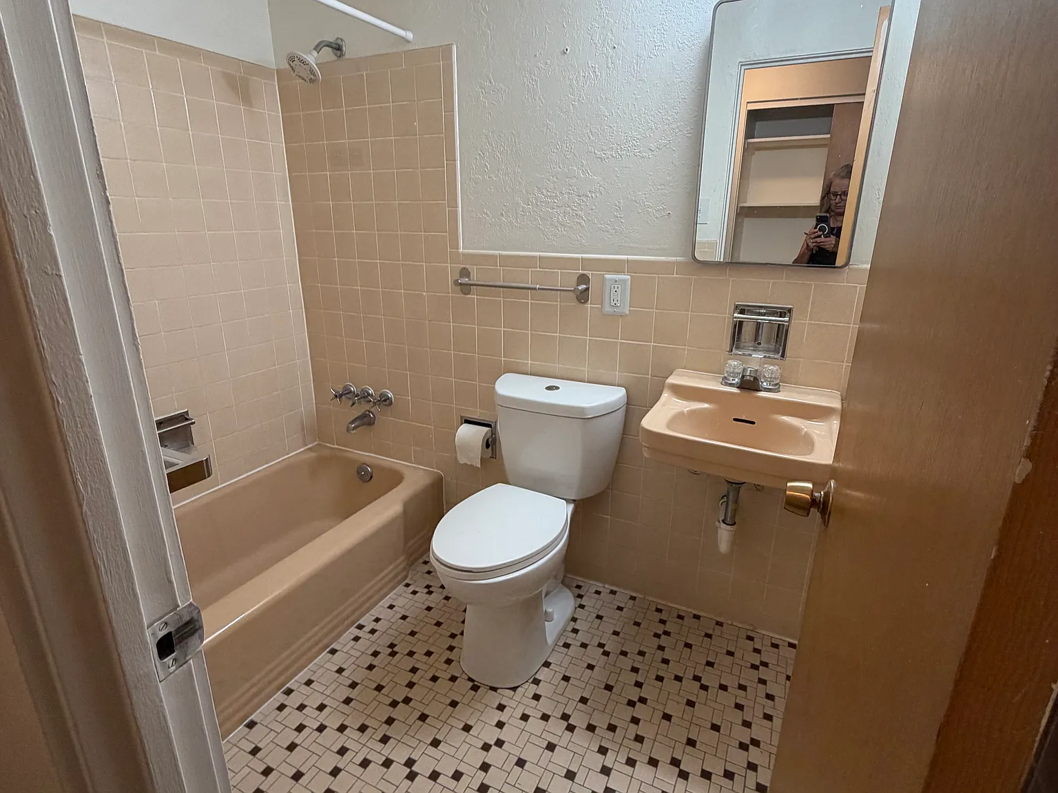 1 bed, 650 sqft, $1,200 — Photo 2
