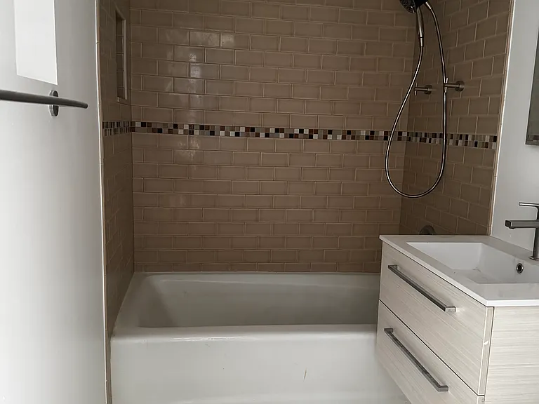 607 N Noble St #4 — Photo 5