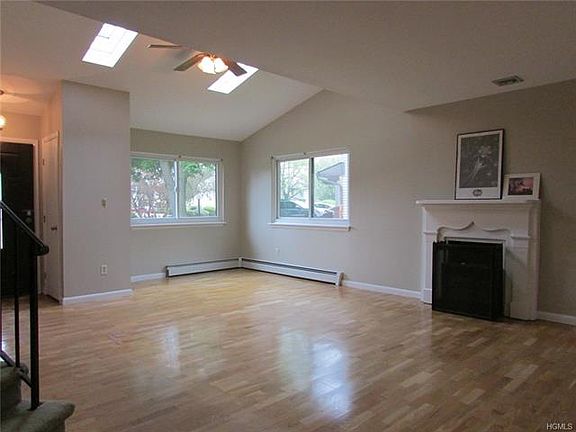 3rd image of 555 Barberry Ln