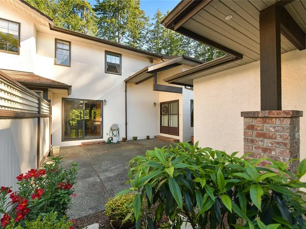 4631 Lochside Dr #3, Saanich, BC V8Y 2S9