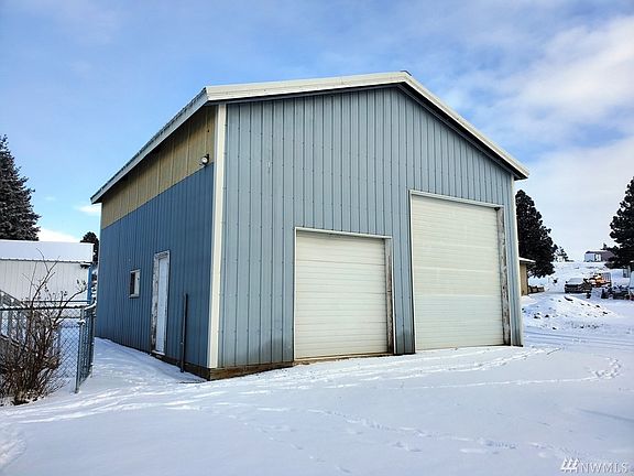 Nice Sunroom addition/entry with pellet stove!