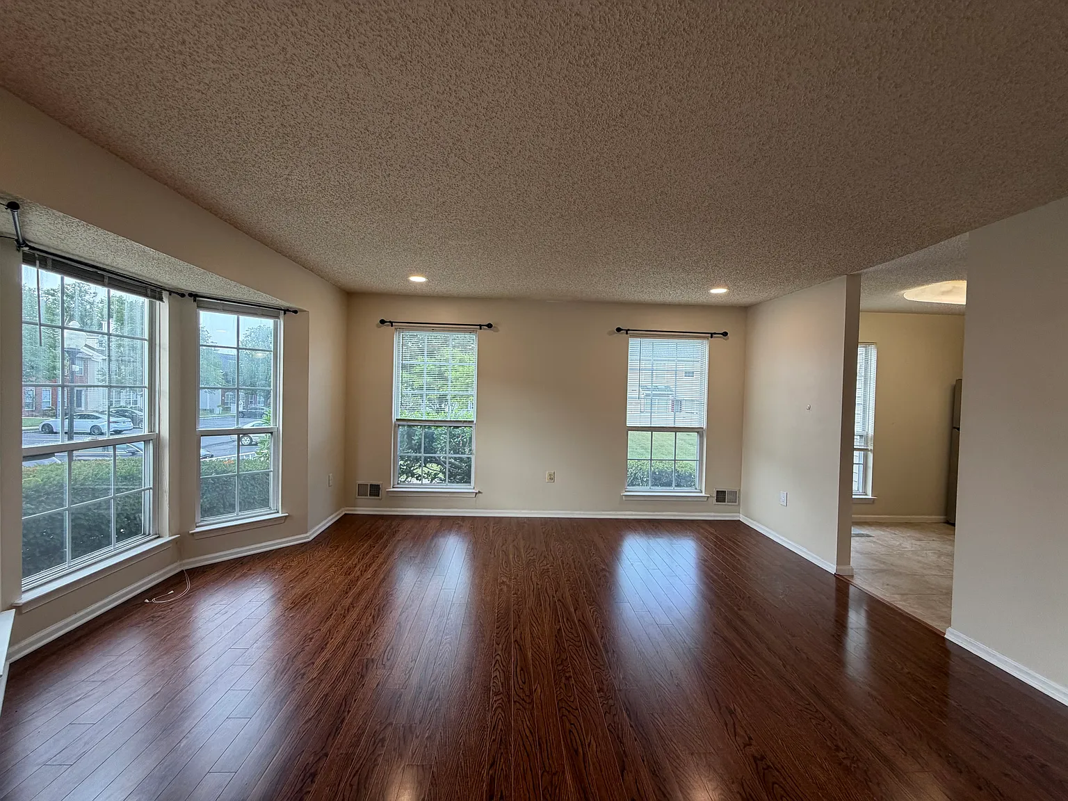 3 bed, 1489 sqft, $3,000 — Photo 4